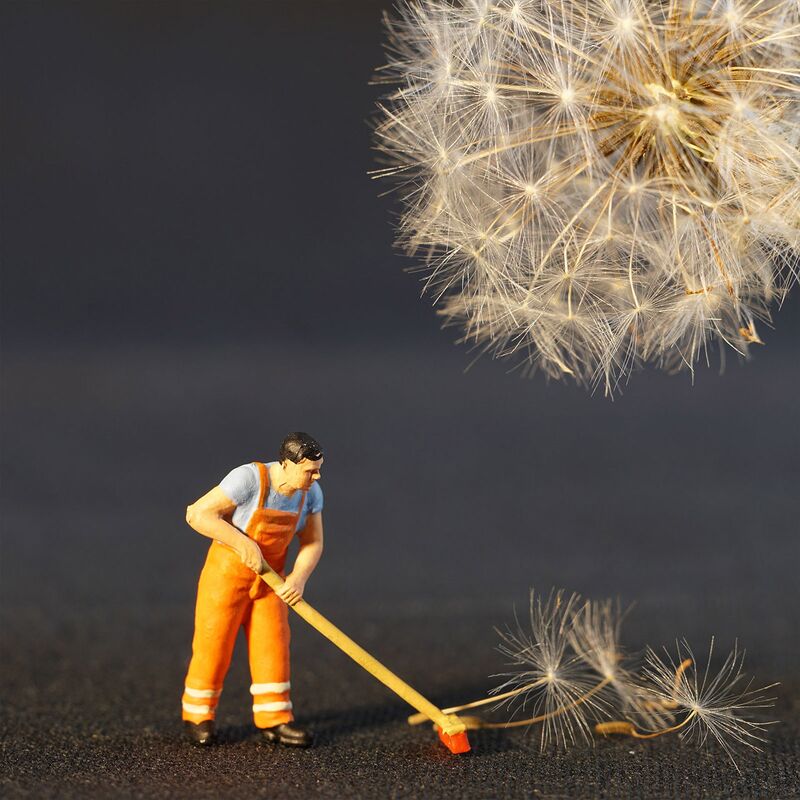 Reinigungskraft mit Besen