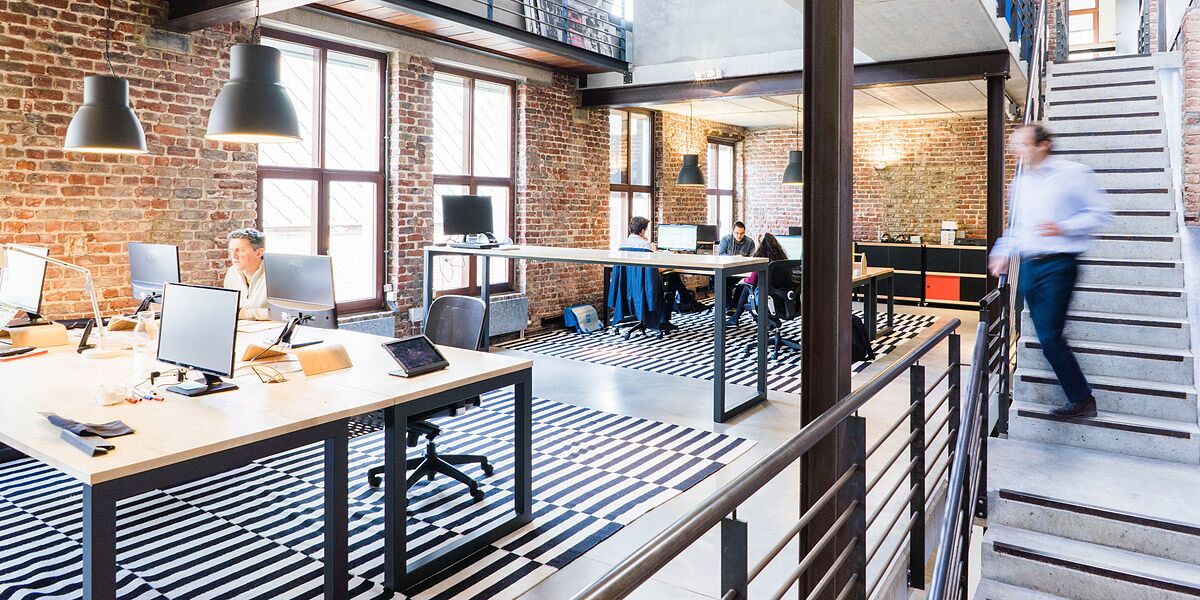 Großraumbüro mit Fenstern und Treppen