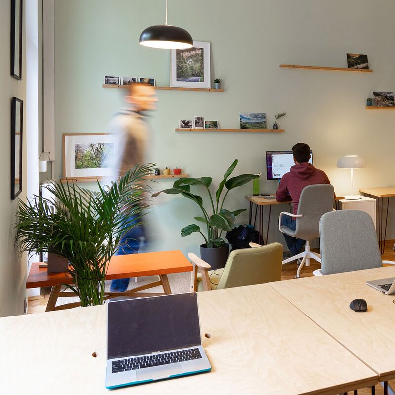 Office mit arbeitenden Mitarbeitern